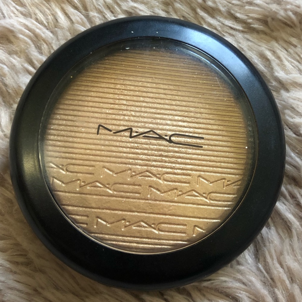M.A.C. Extra Dimension Skin Finish Highlighter